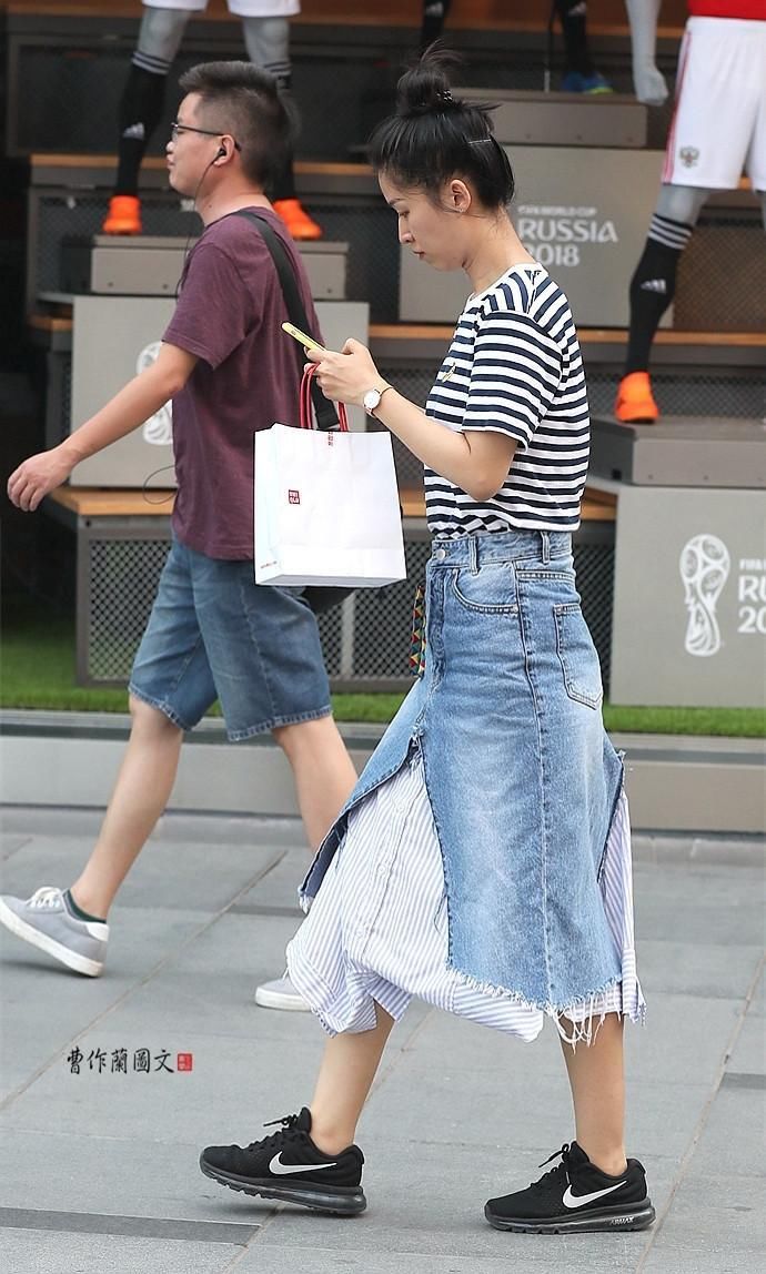 街拍:美女流行两条裙子一块儿穿