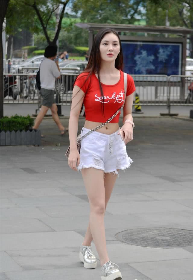  【身材】低腰白色毛边牛仔短裤，搭配短款背心，露出腹部才更美