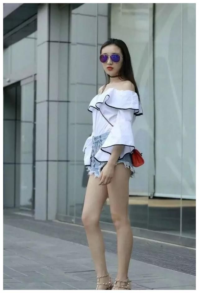 街拍：图1露肩上衣，图2吊带连衣裙，图3身材丰满充满韵味！