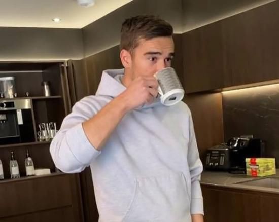  『踢入』热刺名将秀脚法！把茶包踢入杯中 这水啥味儿？