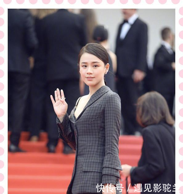 马思纯真大胆!深V秀香肩,网友上半身迷人,下半身雷人!