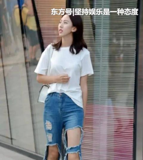  『风范』街拍：仪静体闲的美女，一条白色的连衣裙，时尚女性风范