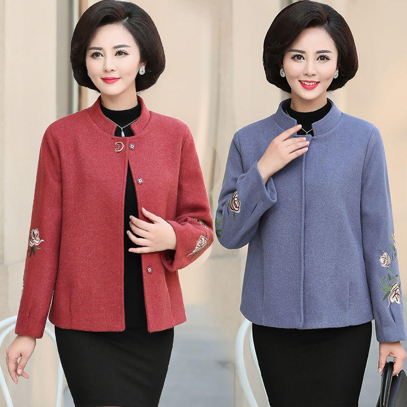 风衣早过时了，6070后女人穿这“毛呢外套”，舒适减龄超嫩美