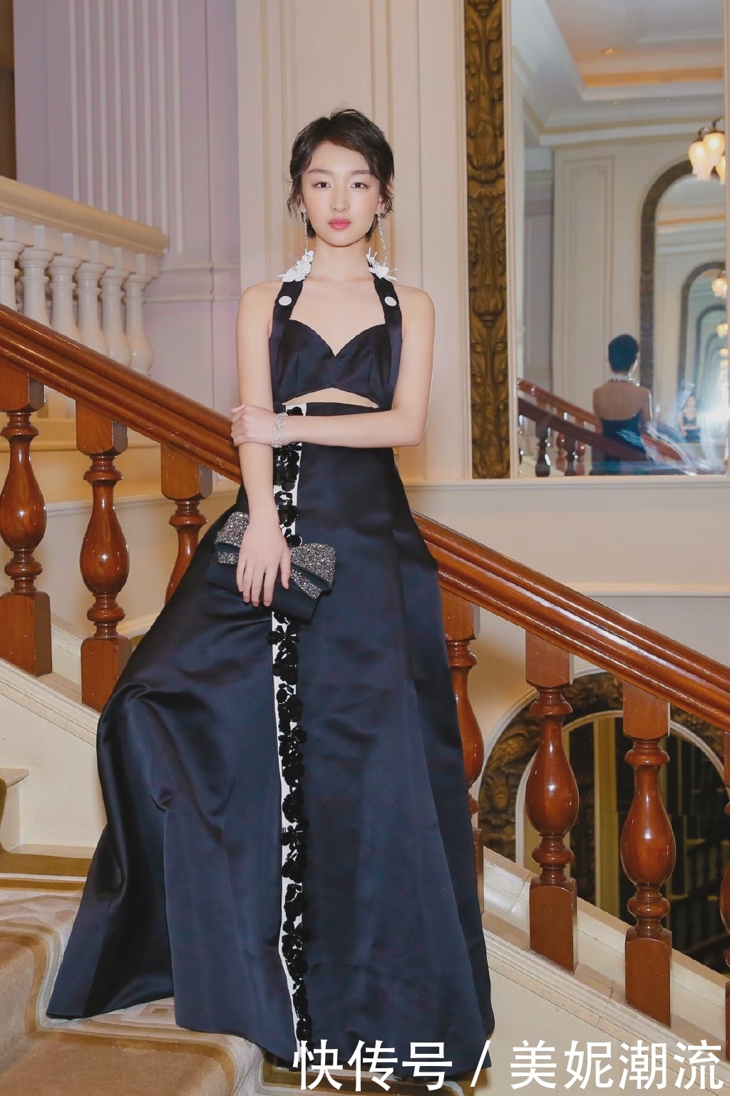 周冬雨真疯狂，竟敢穿件睡衣去走红毯，网友：好想拿个熨斗给她！