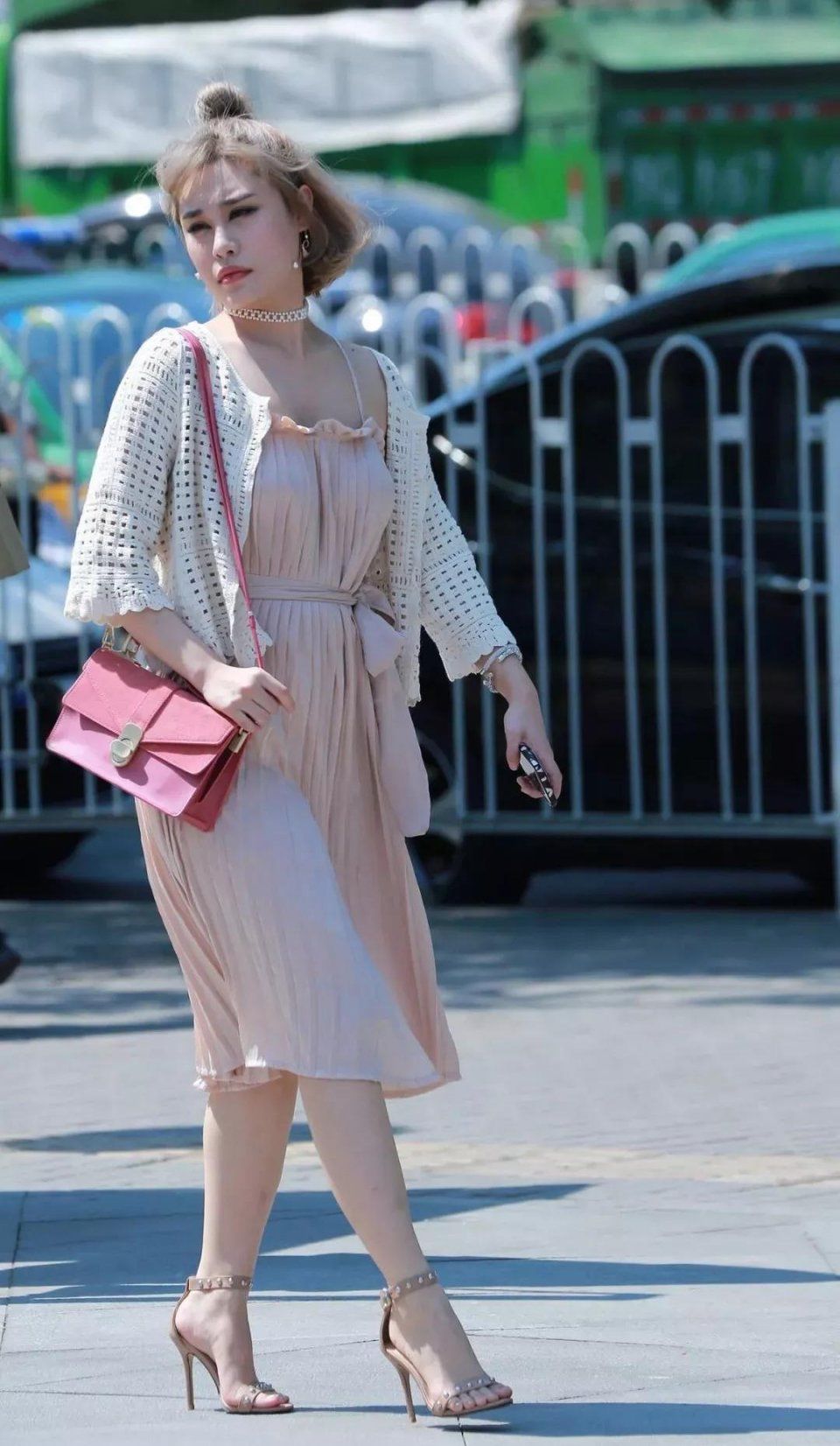 粉色吊带连衣裙搭配棕色高跟鞋,羞花闭月少女之心