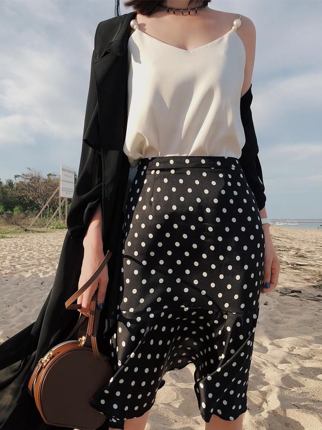 很有女人味的包臀半身裙，搭配衬衫，气质迷人