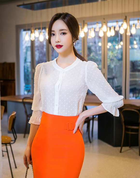 女神孙允珠,黑白斑驳圆点拓花微透轻纺衫