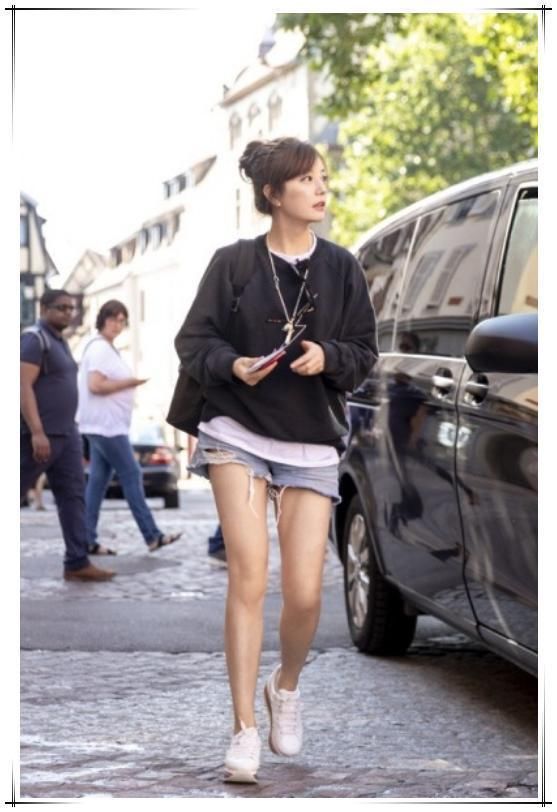 赵薇真敢穿!长裤外面缝了一条5分裤,网友:越奇葩越时尚吗?