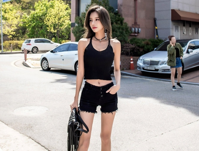 穿牛仔裤的小姐姐，大秀完美的大长腿！