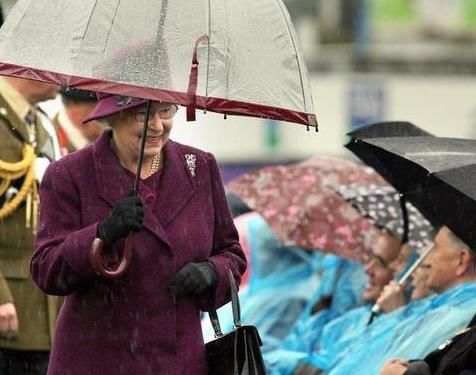 英国女王碰上下雨:雨伞和衣服要搭配，暴露了“强迫症”!