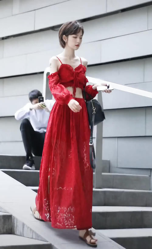 梅菜■姐用美足硬是驾驭了,好看!,一不小心穿得像大叔的“梅菜干鞋”