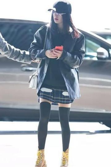 杨幂也太会穿了! 马丁靴配过膝袜, 网友: 难怪腿看上去一直那么细