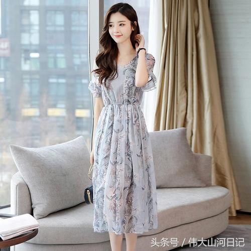 连衣裙无论何时都是时髦洋气，千万不能错过这些今夏新款，美呆了