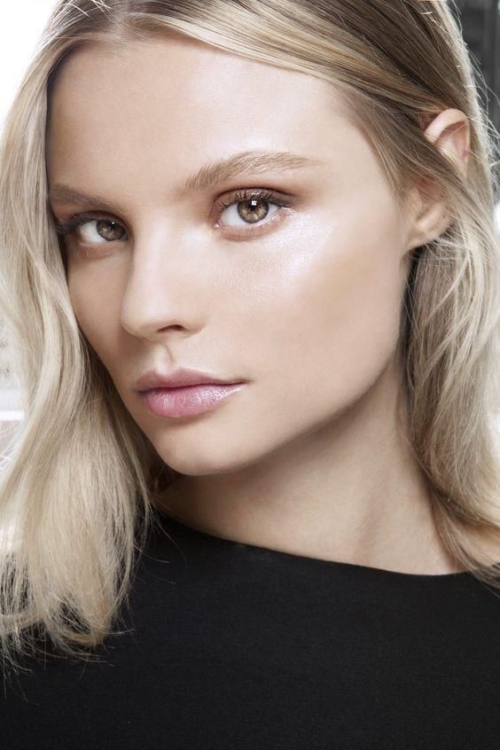 许玮宁海外旅游秀美背!却被她的一百种唇色抢了镜?都是九年义务教