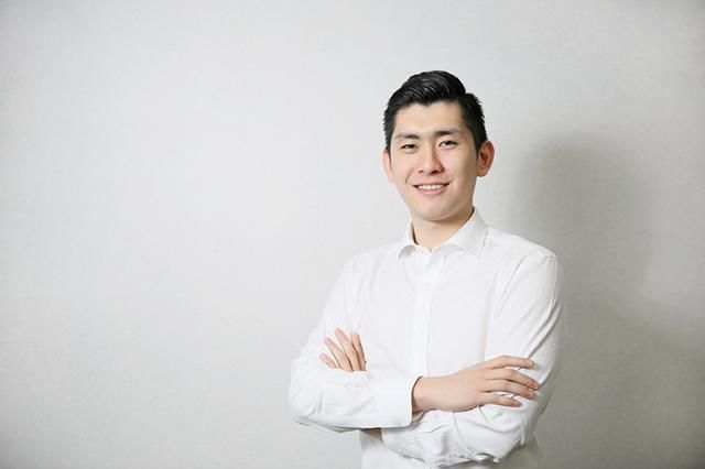 母亲曾是洗碗工，28岁的他却娶地产大亨的女儿，今管着200亿资产