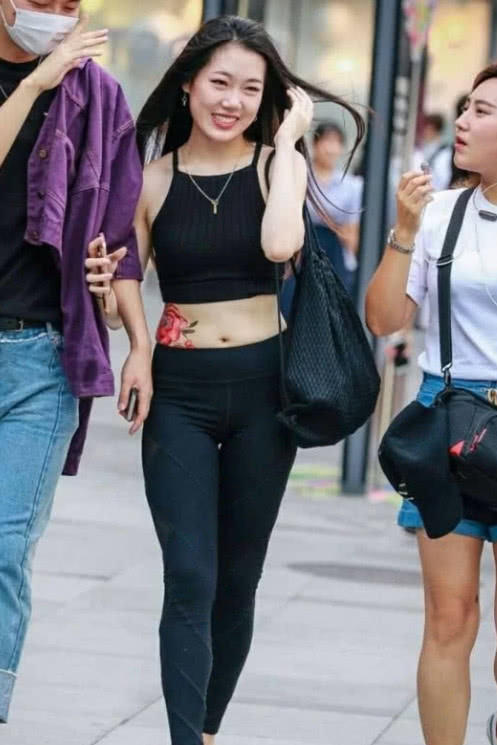 被直播MM捕捉到的小姐姐，吊带背心秀出小蛮腰，那一抹纹身很有故