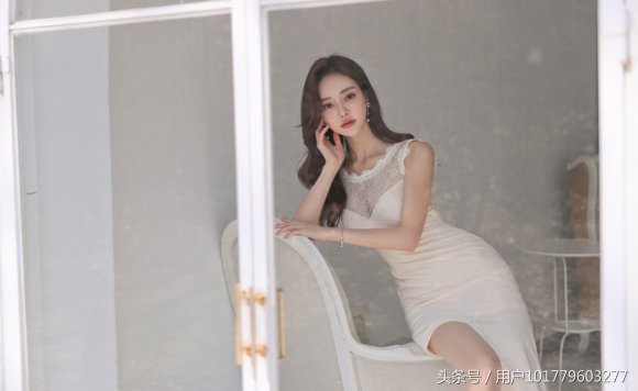 女神孙允珠，格拉斯香气幽然浅杏不对称裙