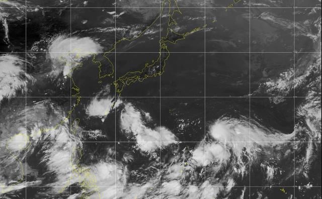 “台风窝”崩了?8号台风在加强!9号台风或快了，预估是超强台风