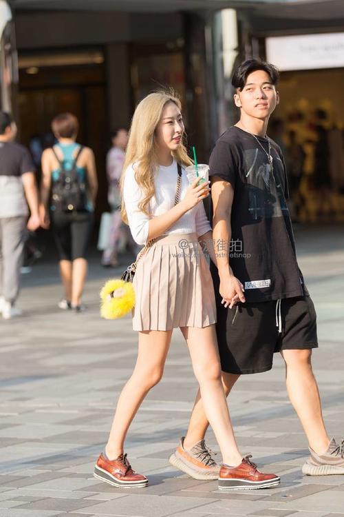 路人街拍：一对性感的姐妹花，黄色吊带衫和牛仔短裤一样诱惑