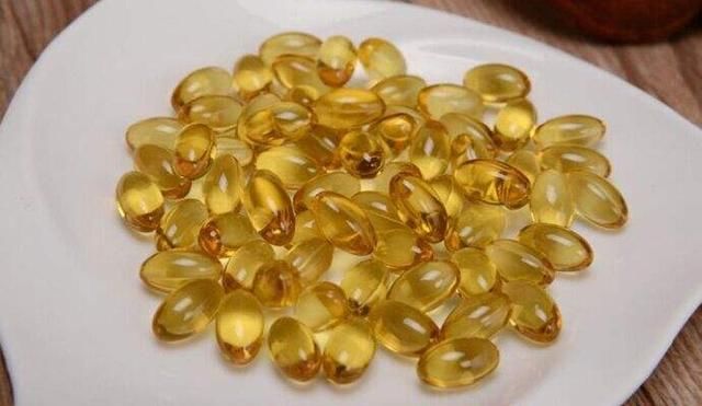 女人脸部下垂很显老，别傻傻打玻尿酸，教你一妙招肌肤紧致显年轻