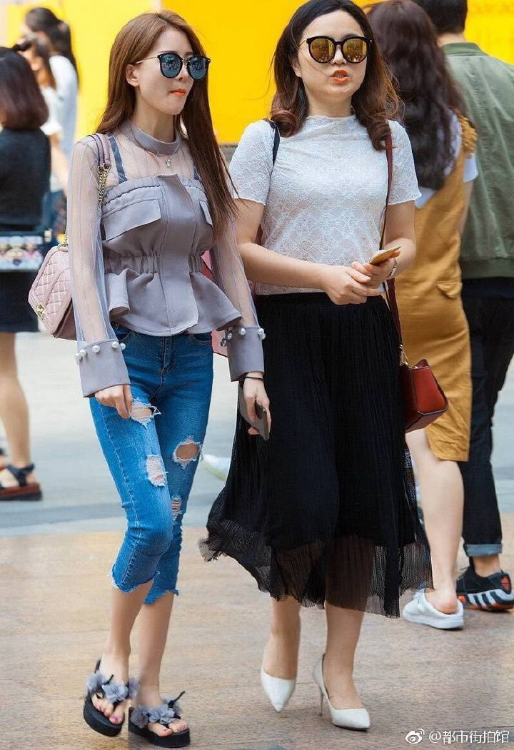 街拍:美女穿破洞牛仔裤出街,难掩性感好身材!