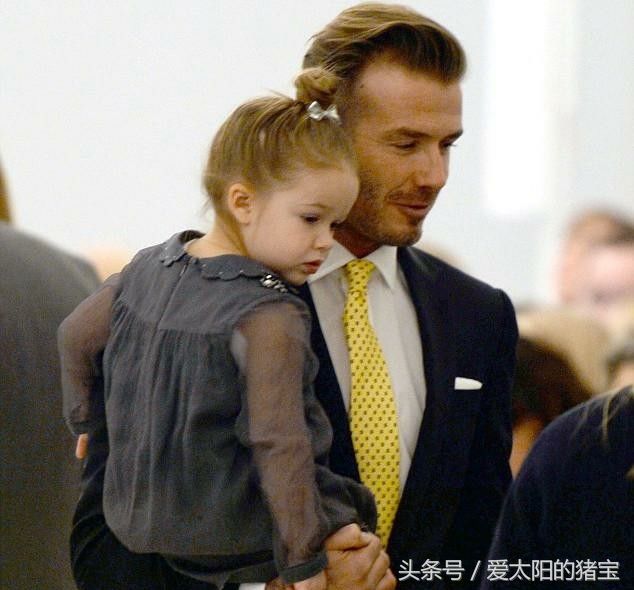 贝嫂实在太会搭配了:即使是黑色的衣服，也能将小七打扮成洋娃娃