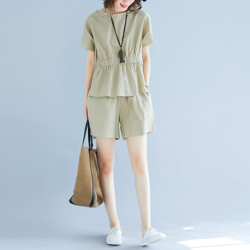 别傻傻T恤配牛仔?又丑又土!今年流行棉麻衫+短裤,轻便还美丽