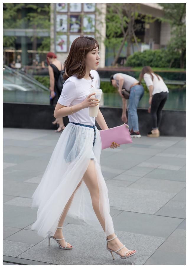 街拍：图8小姐姐，身段精致，让人难以忘怀！