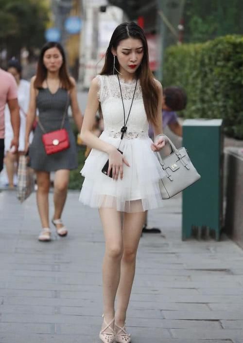 身穿纺纱短裙的小姐姐犹如白天鹅一样优雅,一个大跨步略显尴尬