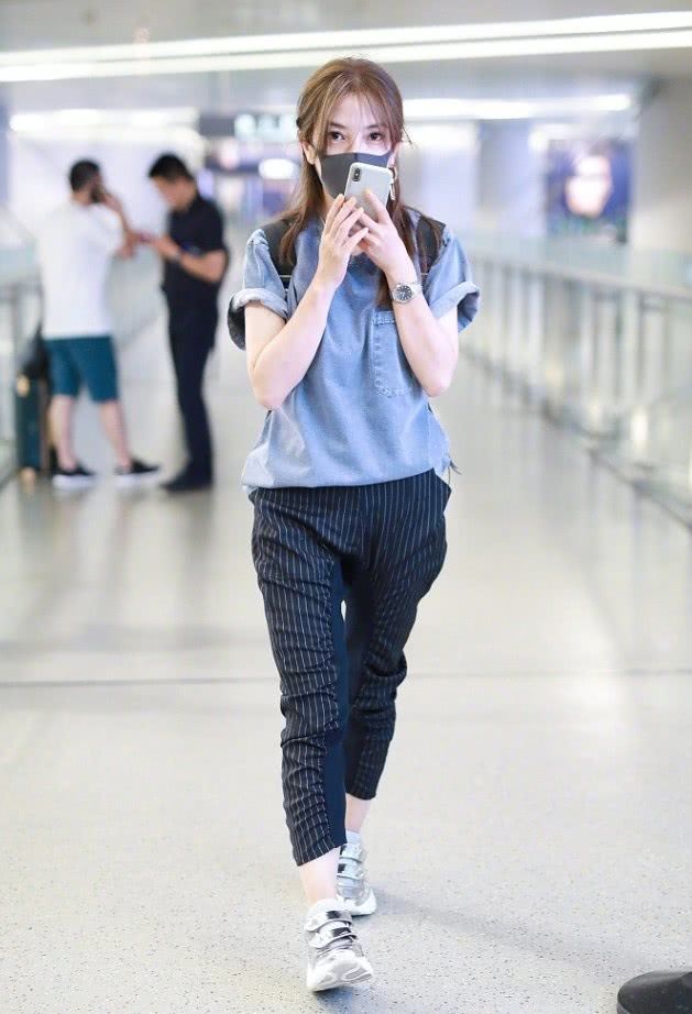 赵薇换发色后更加少女，选错裤子变五五分小短腿，眼睛像大葡萄