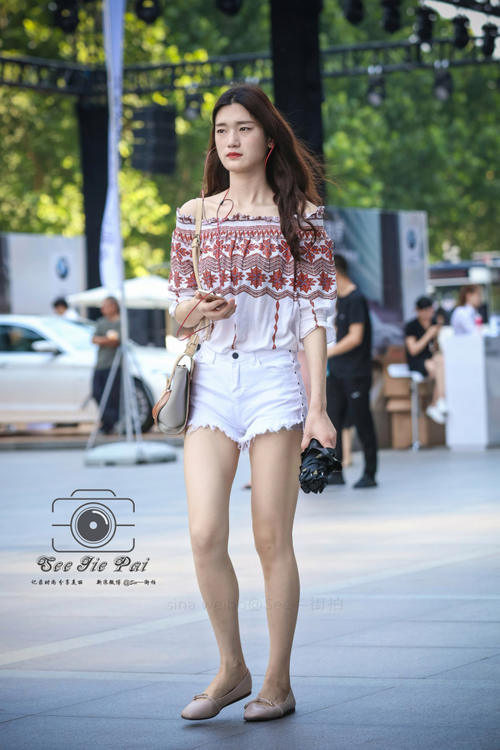 路人街拍，有点古典的小姐姐