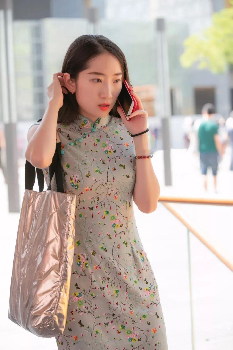 街拍：紧身旗袍，长发美