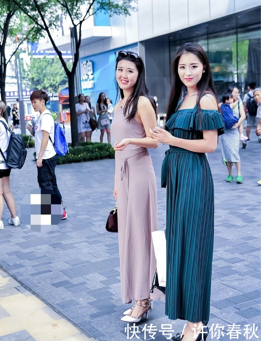 「 姐妹花」站立街头宛如一对姐妹花,性感优雅,两位漂亮的美女