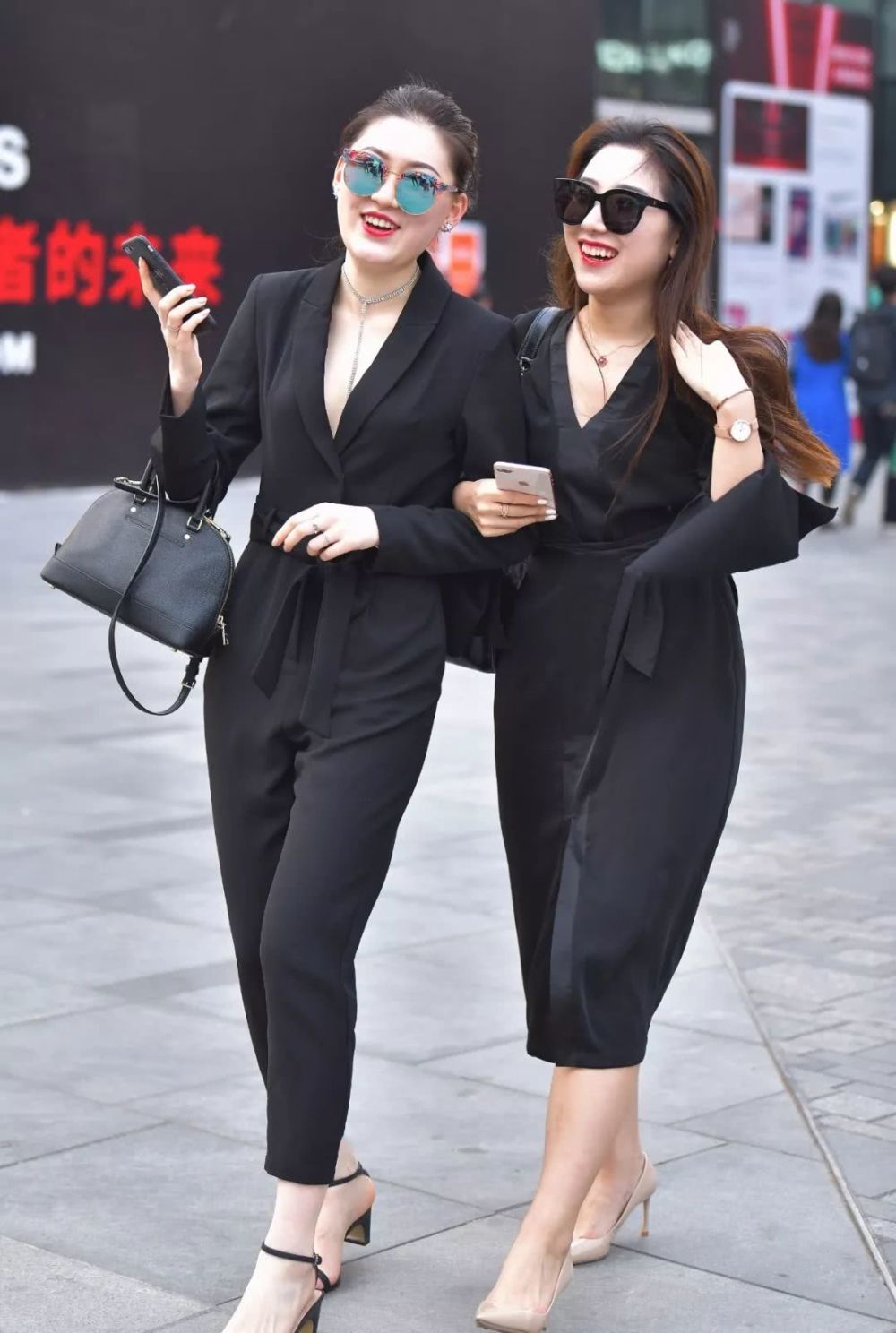 街拍美女：气质大姐姐，很开心啊