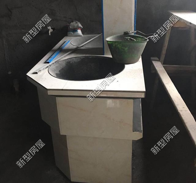 农村自建房，还是有个柴火灶最实用，请师傅花600砌一个值不值？