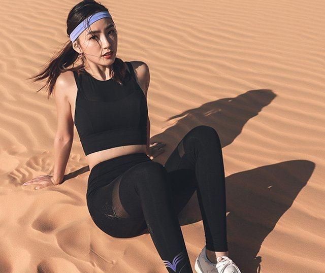 青春靓丽的打底裤女孩，尽显曼妙的身材，美艳芳芬！