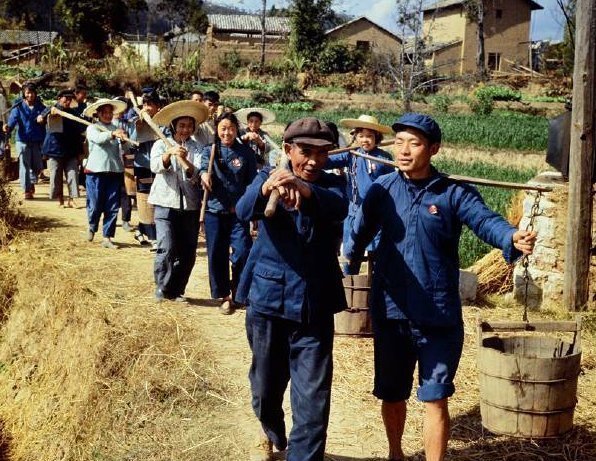 老照片再现上个世纪七八十年代的中国，慢慢被淡忘的生活画面!
