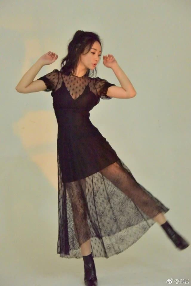 不只是性感！柳岩这样穿也可以很温柔！