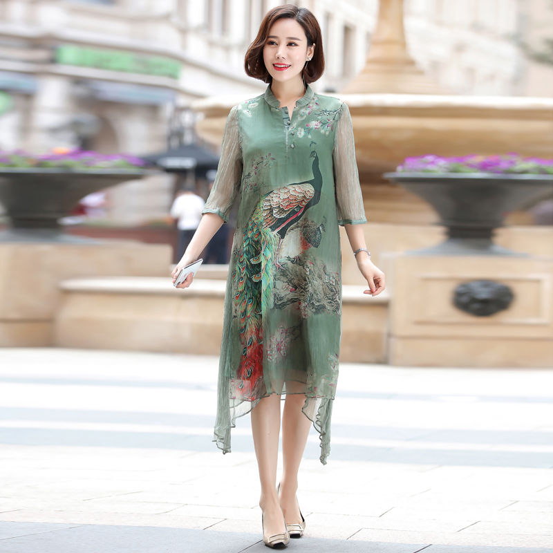 40岁女人别只穿连衣裙，看看今年的妈妈装，美的老爸都认不出来