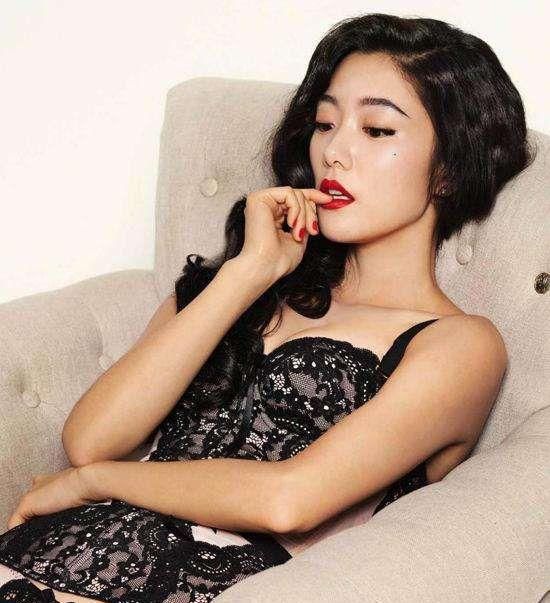 李成敏不愧是“亚洲第一美”,紧绷的礼服把上围挤到差点溢出来!