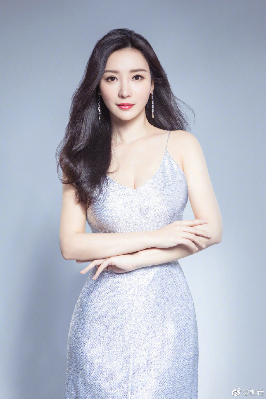 37岁柳岩厉害了！仅仅换了个发型就显小10岁，网友：她的胸是亮点