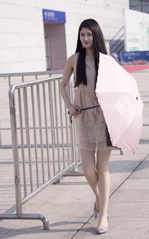 路人街拍，唯美的连衣裙，搭配什么鞋子才好看?
