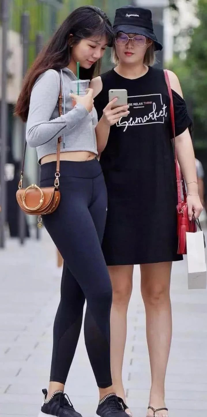 丰腴小姐姐运动紧身裤绷出粗壮美腿，和闺蜜一起走在街头，风头全