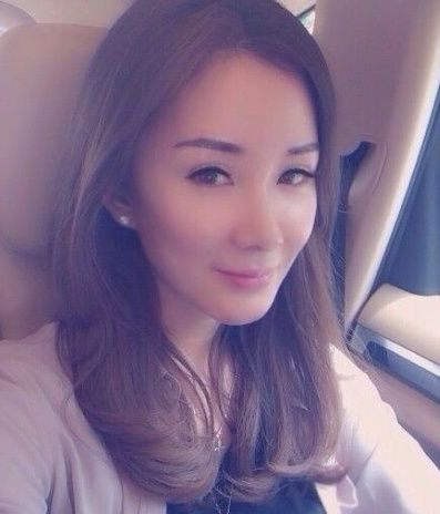 他靠岳父成功上位,如今身价千亿再娶女星