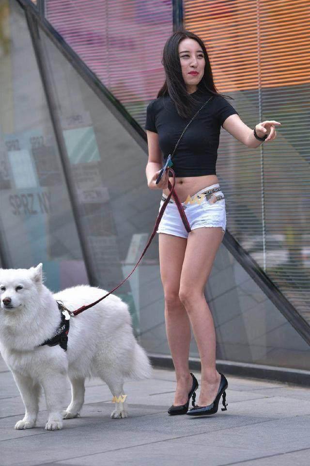 街拍：时尚粉嫩的两位小姐姐，身材曼妙美腿修长，温柔的味道！