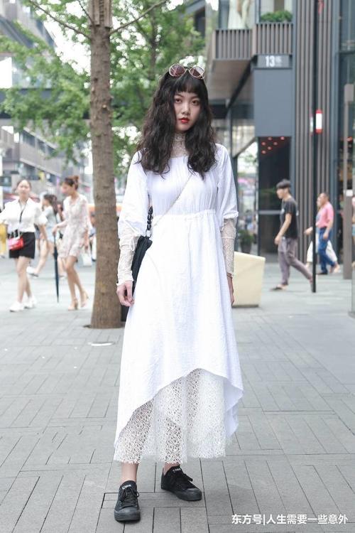 街拍美女,时尚又吸睛的穿搭参考,让你成为人群中最亮眼的一个