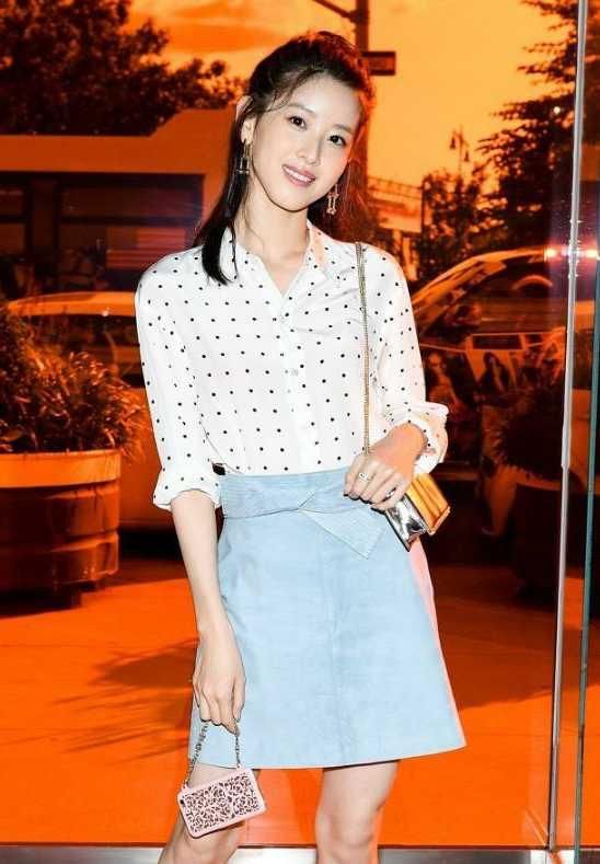 章泽天在国外亮相，穿波点裙很美，网友怒了:“奶茶”让别人搂了