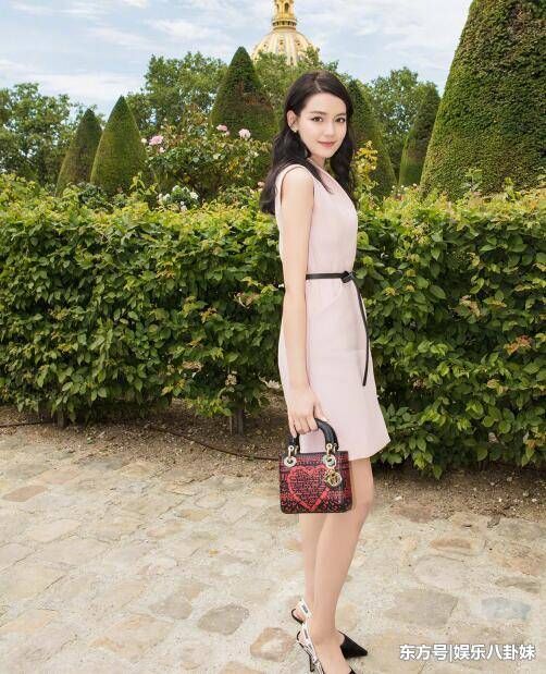 杨颖和文咏珊的合体?18岁混血女星李诗颖，穿粉裙高贵气质亮眼