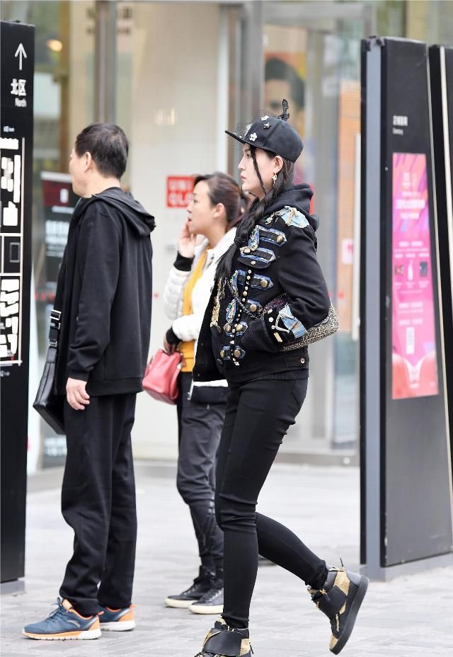  #紧身裤#春天穿着紧身裤，展现曲线美，也展现出时尚美女的自信