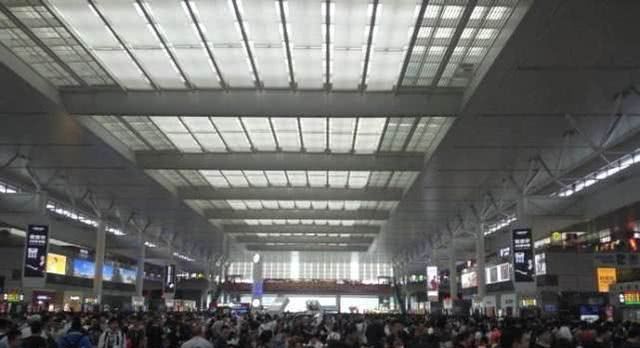 为什么人身高不到2米，火车站候车厅却要建的好几十米高？秒懂